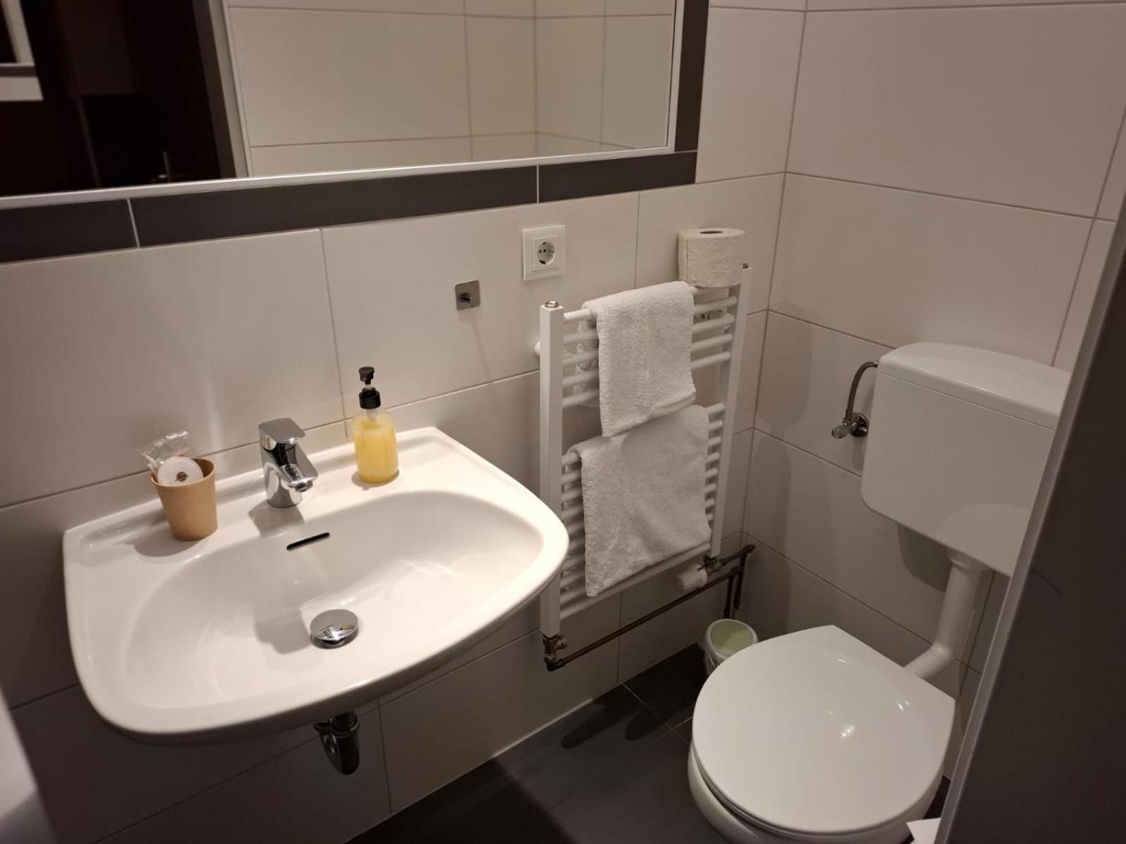 Hotel Am Schwarzen Berg Stade Esterno foto