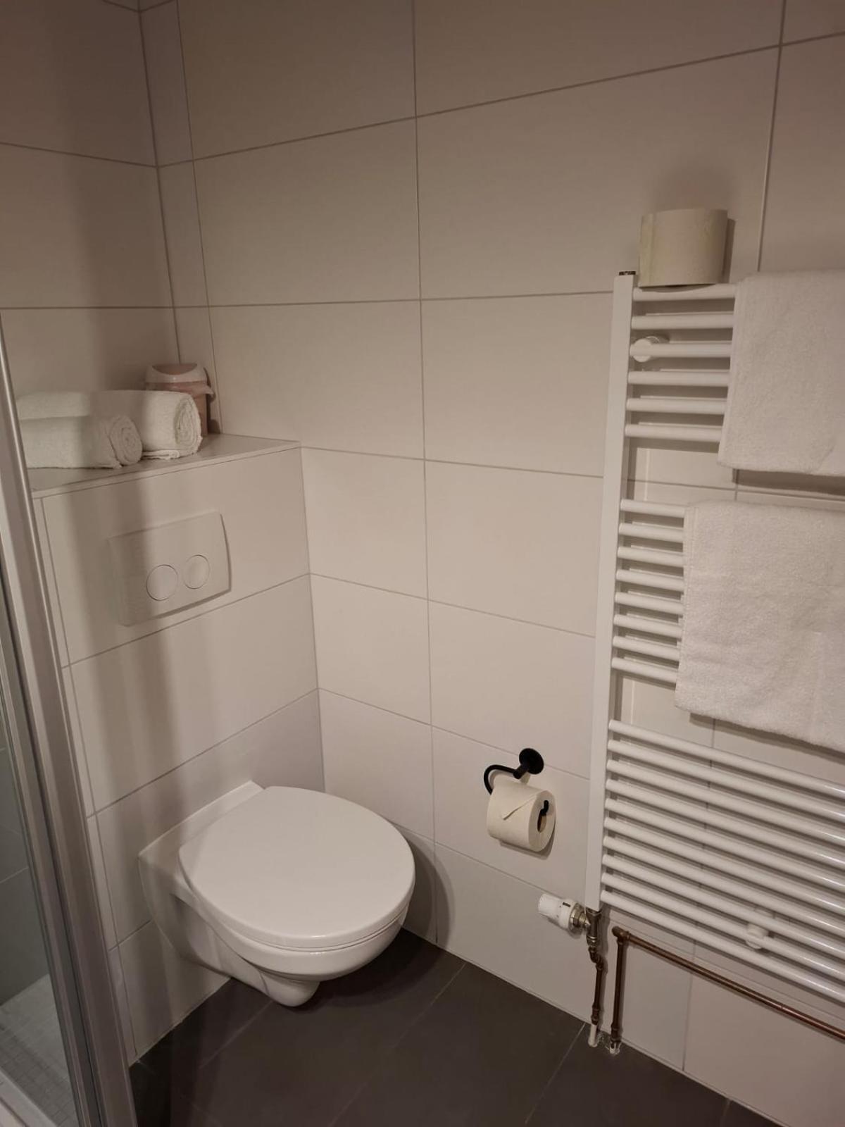 Hotel Am Schwarzen Berg Stade Esterno foto