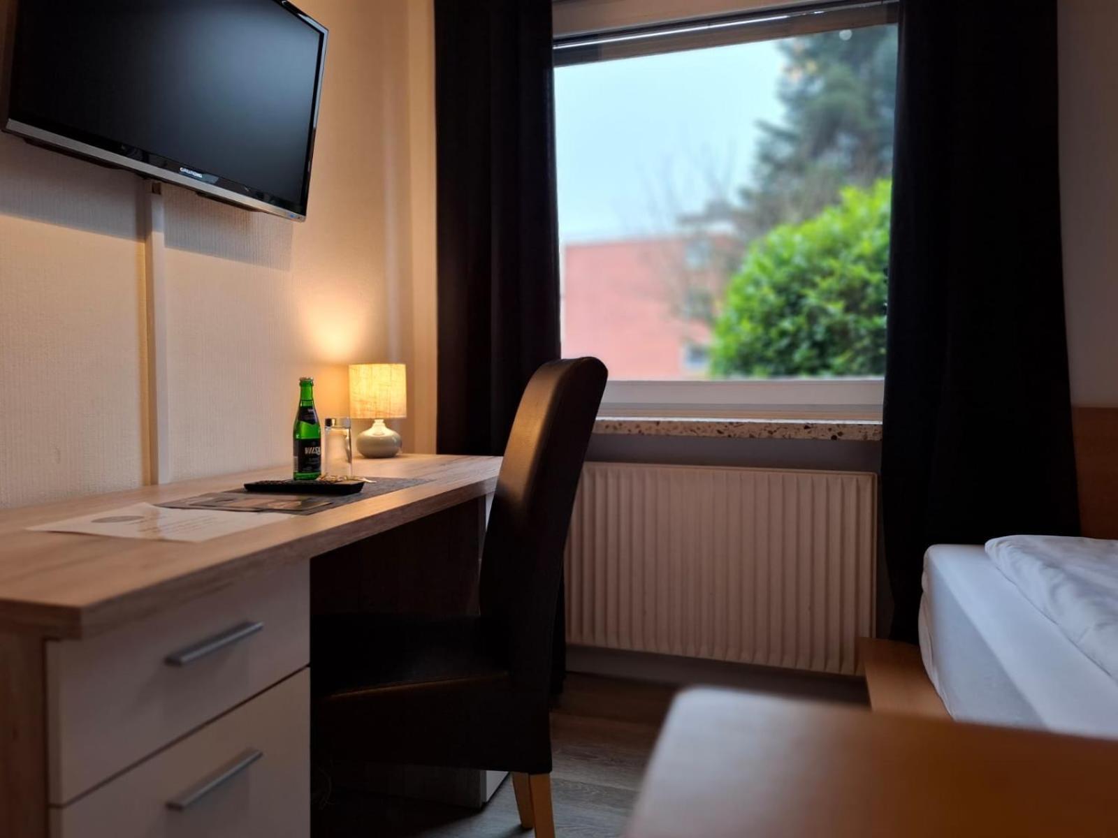 Hotel Am Schwarzen Berg Stade Esterno foto