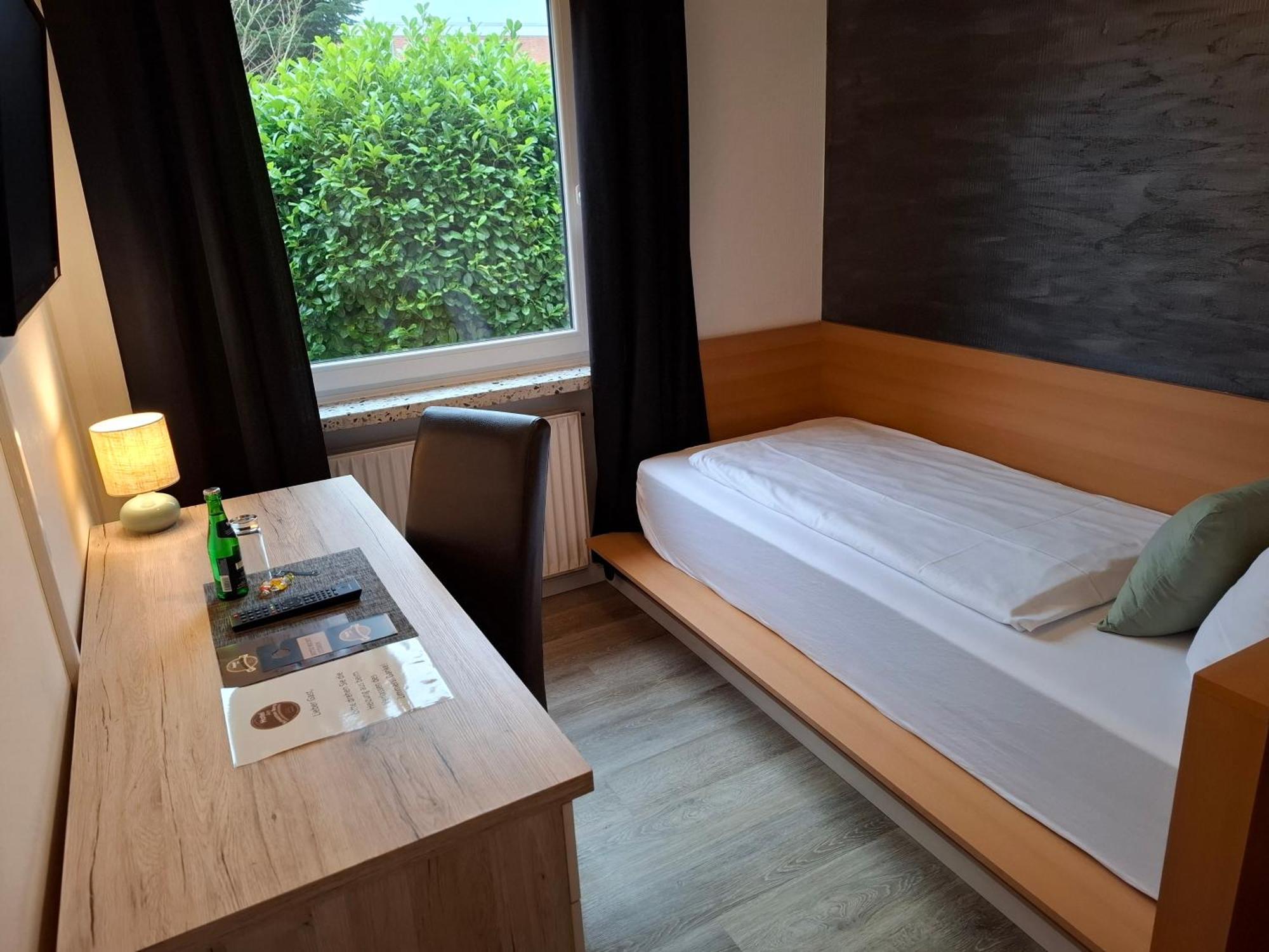 Hotel Am Schwarzen Berg Stade Esterno foto