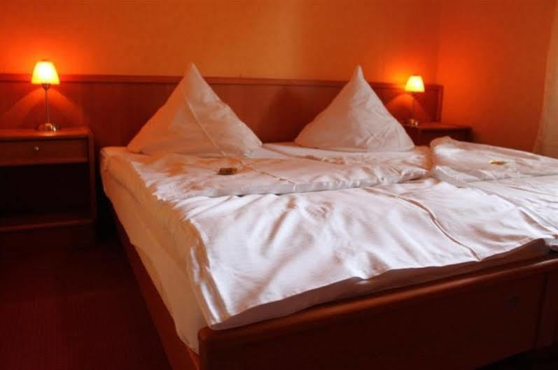 Hotel Am Schwarzen Berg Stade Esterno foto